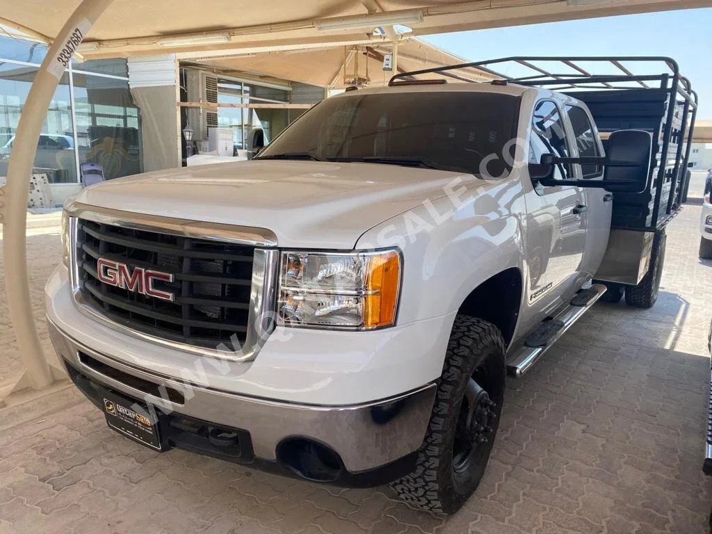 GMC  Sierra  3500 HD  2009  Automatic  37,000 Km  8 Cylinder  Four Wheel Drive (4WD)  Pick Up  White  With Warranty