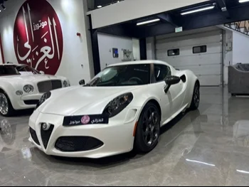 Alfa Romeo  4 C  2015  Automatic  5,000 Km  4 Cylinder  Rear Wheel Drive (RWD)  Coupe / Sport  White
