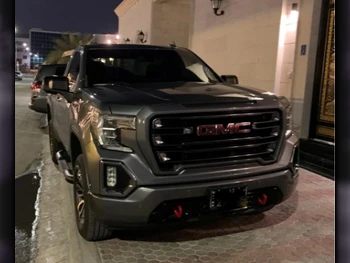 GMC  Sierra  AT4  2019  Automatic  81,000 Km  8 Cylinder  Four Wheel Drive (4WD)  Pick Up  Gray