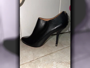 أحذية جيفانشي  جلد اصلي  أسود مقاس 42  ايطاليا  نسائي