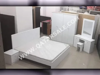 أطقم غرف نوم - قطر ديزاين  - سرير مزدوج وخزانة ملابس وطاولة مكتب وطاولة زينة  - أبيض