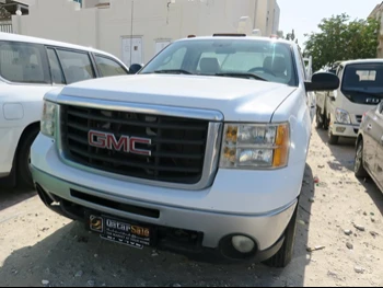 GMC  Sierra  2500 HD  2010  Automatic  220,000 Km  8 Cylinder  Four Wheel Drive (4WD)  Pick Up  White