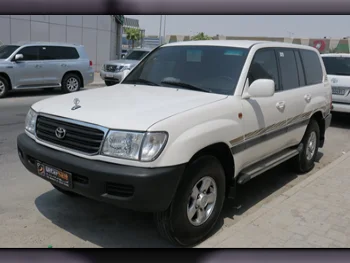 Toyota  Land Cruiser  GXR  2000  Automatic  500,000 Km  6 Cylinder  Four Wheel Drive (4WD)  SUV  White  With Warranty