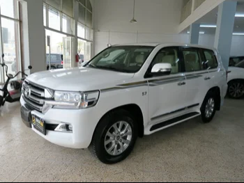 Toyota  Land Cruiser  VXR  2018  Automatic  76,000 Km  8 Cylinder  Four Wheel Drive (4WD)  SUV  White  With Warranty
