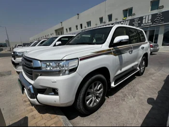 Toyota  Land Cruiser  GXR  2016  Automatic  240,000 Km  8 Cylinder  Four Wheel Drive (4WD)  SUV  White  With Warranty