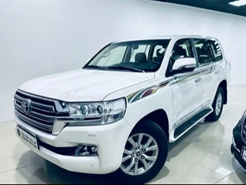 Toyota  Land Cruiser  GXR  2017  Automatic  232,000 Km  8 Cylinder  Four Wheel Drive (4WD)  SUV  White  With Warranty