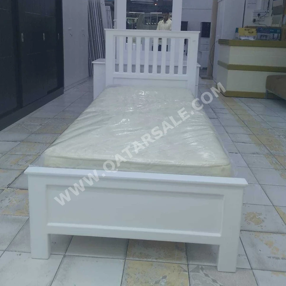 الأسّرة - فردي  - أبيض  - مع طاولة سرير جانبية