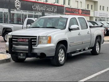 GMC  Sierra  SLE  2013  Automatic  238,000 Km  8 Cylinder  Four Wheel Drive (4WD)  Pick Up  Silver