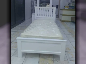 الأسّرة - فردي  - أبيض  - مع طاولة سرير جانبية