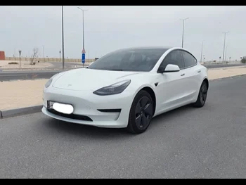 Tesla  Model 3  2022  Automatic  1,300 Km  4 Cylinder  Rear Wheel Drive (RWD)  Sedan  White  With Warranty