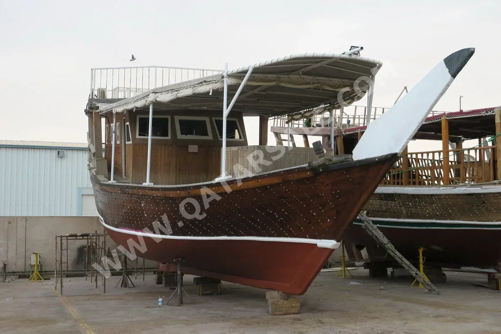 قارب خشب الطول 60 قدم  بني  2006  مع موقف
