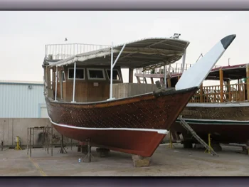 قارب خشب الطول 60 قدم  بني  2006  مع موقف