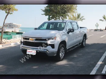 Chevrolet  Silverado  LT  2022  Automatic  3,500 Km  8 Cylinder  Four Wheel Drive (4WD)  Pick Up  White  With Warranty