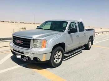 GMC  Sierra  2010  Automatic  350,000 Km  8 Cylinder  Four Wheel Drive (4WD)  Pick Up  Silver